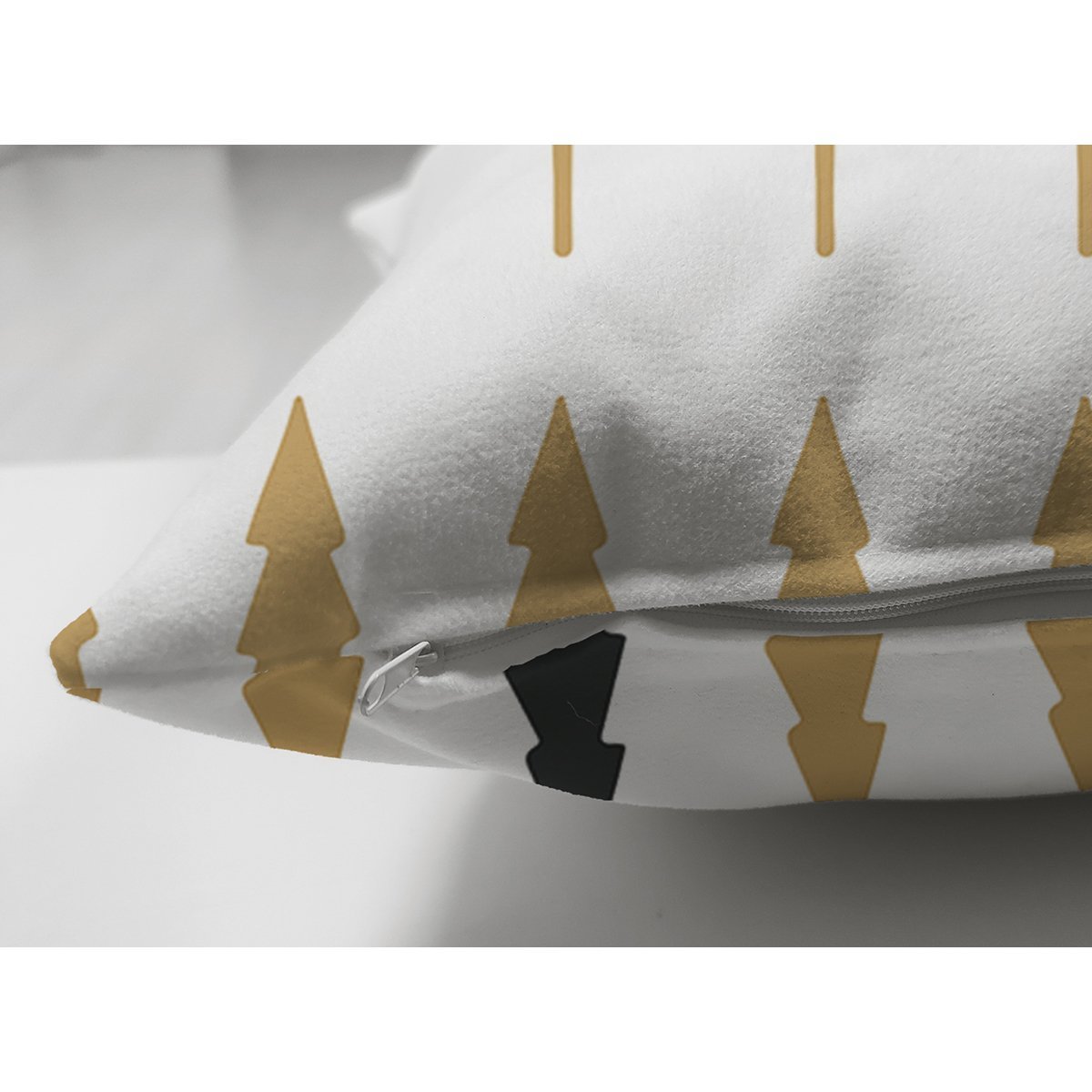 Suet-K7719-Beyaz-Zemin-Uzerinde-Gold-Detayli-Cam-Agaci-Desenli-Dijital-Baskili-Modern-Suet-Yastik-Kirlent-Kilifi-2