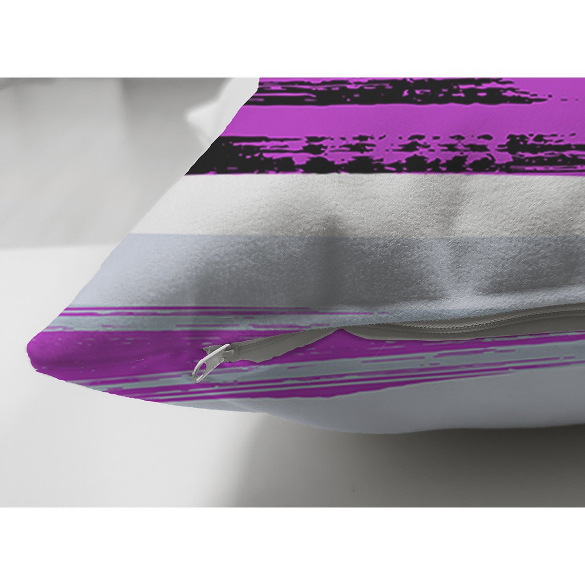 Suet-K7756-Beyaz-Zemin-Uzerinde-Mor-Renkli-Soyut-Desenli-Dijital-Baskili-Modern-Suet-Yastik-Kirlent-Kilifi-2