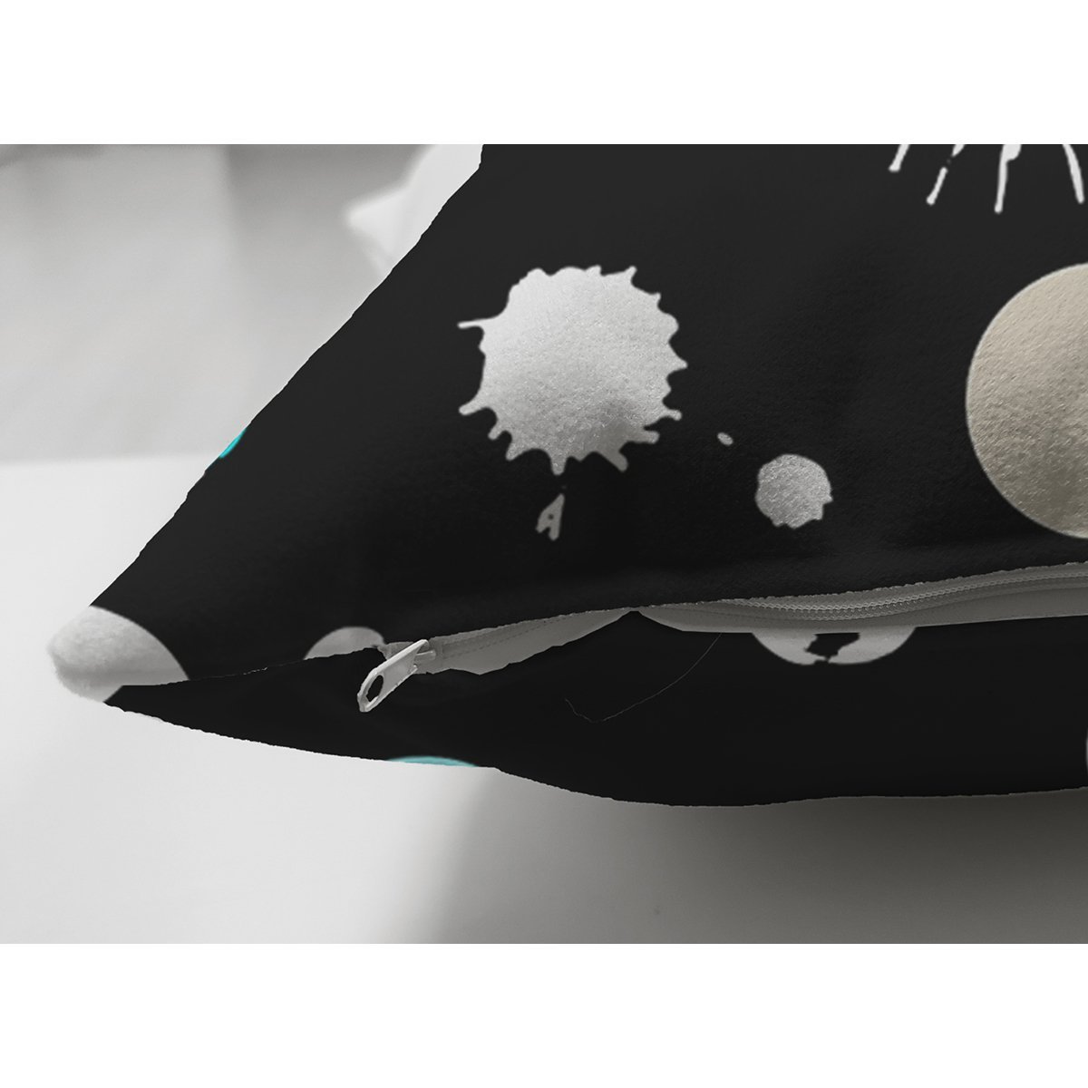 Suet-K7763-Siyah-Zemin-Uzerinde-Renkli-Puantiyeli-Dijital-Baskili-Modern-Suet-Yastik-Kirlent-Kilifi-2