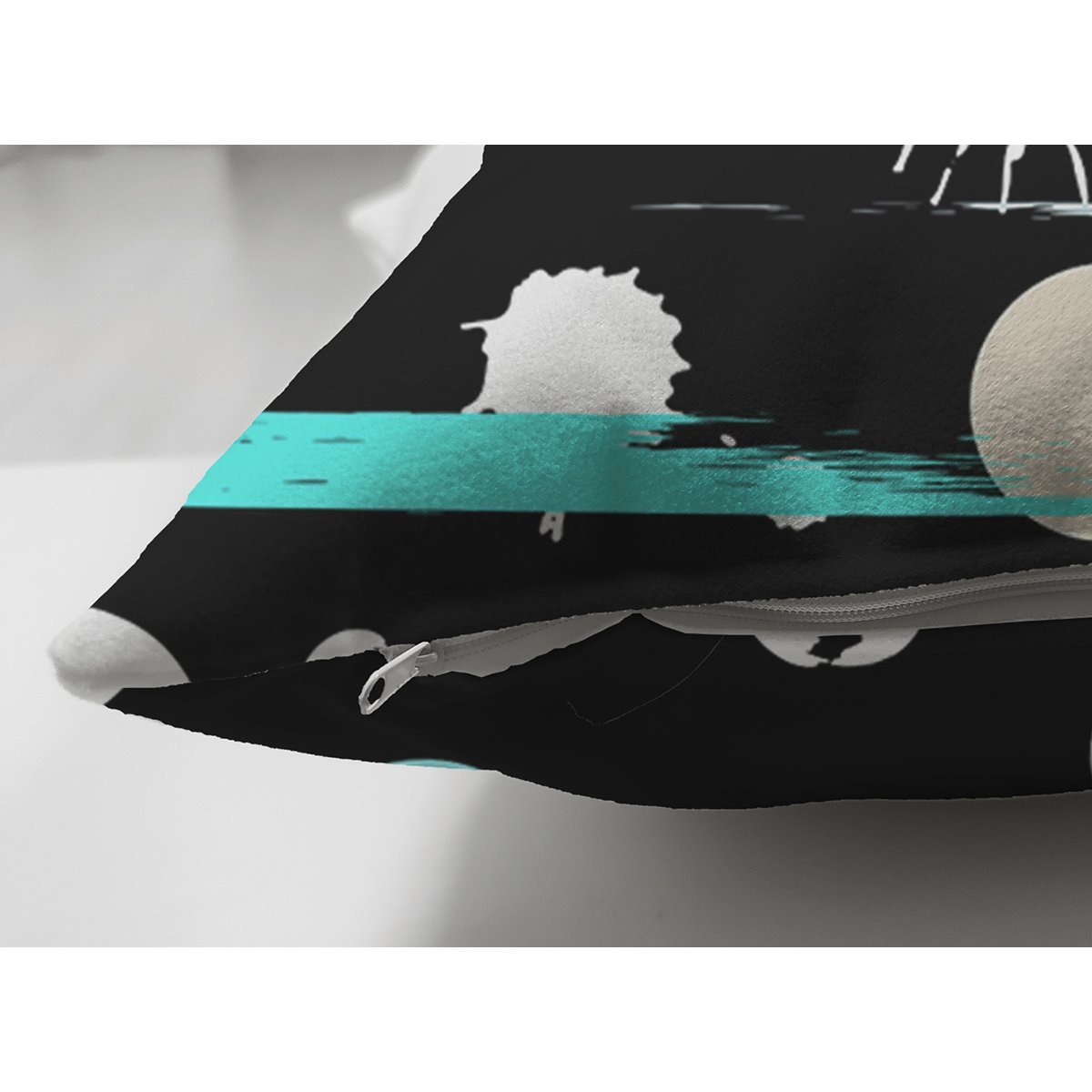 Suet-K7765-Siyah-Zemin-Uzerinde-Renkli-Puantiyeli-Dijital-Baskili-Modern-Suet-Yastik-Kirlent-Kilifi-2