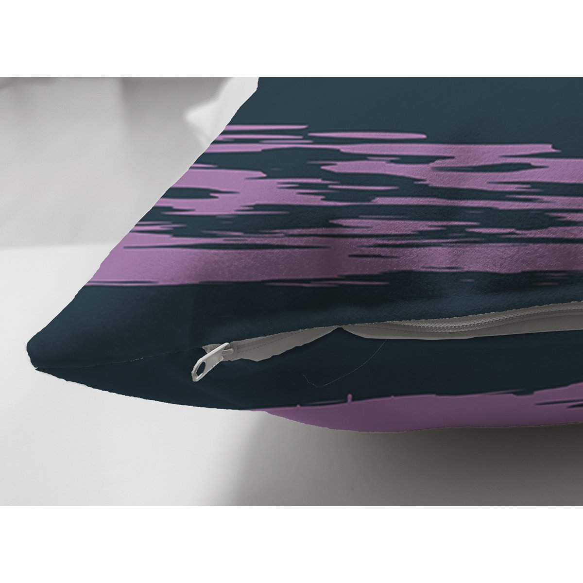 Suet-K7766-Siyah-Zemin-Uzerinde-Modern-Cizgili-Dijital-Baskili-Modern-Suet-Yastik-Kirlent-Kilifi-2