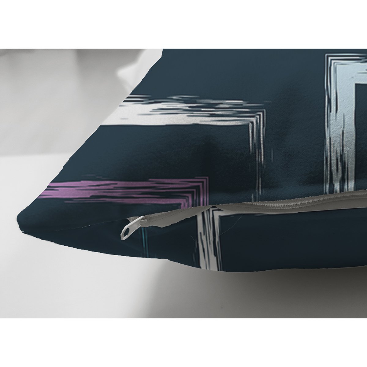 Suet-K7767-Siyah-Zemin-Uzerinde-Modern-Geometrik-Desenli-Dijital-Baskili-Modern-Suet-Yastik-Kirlent-Kilifi-2