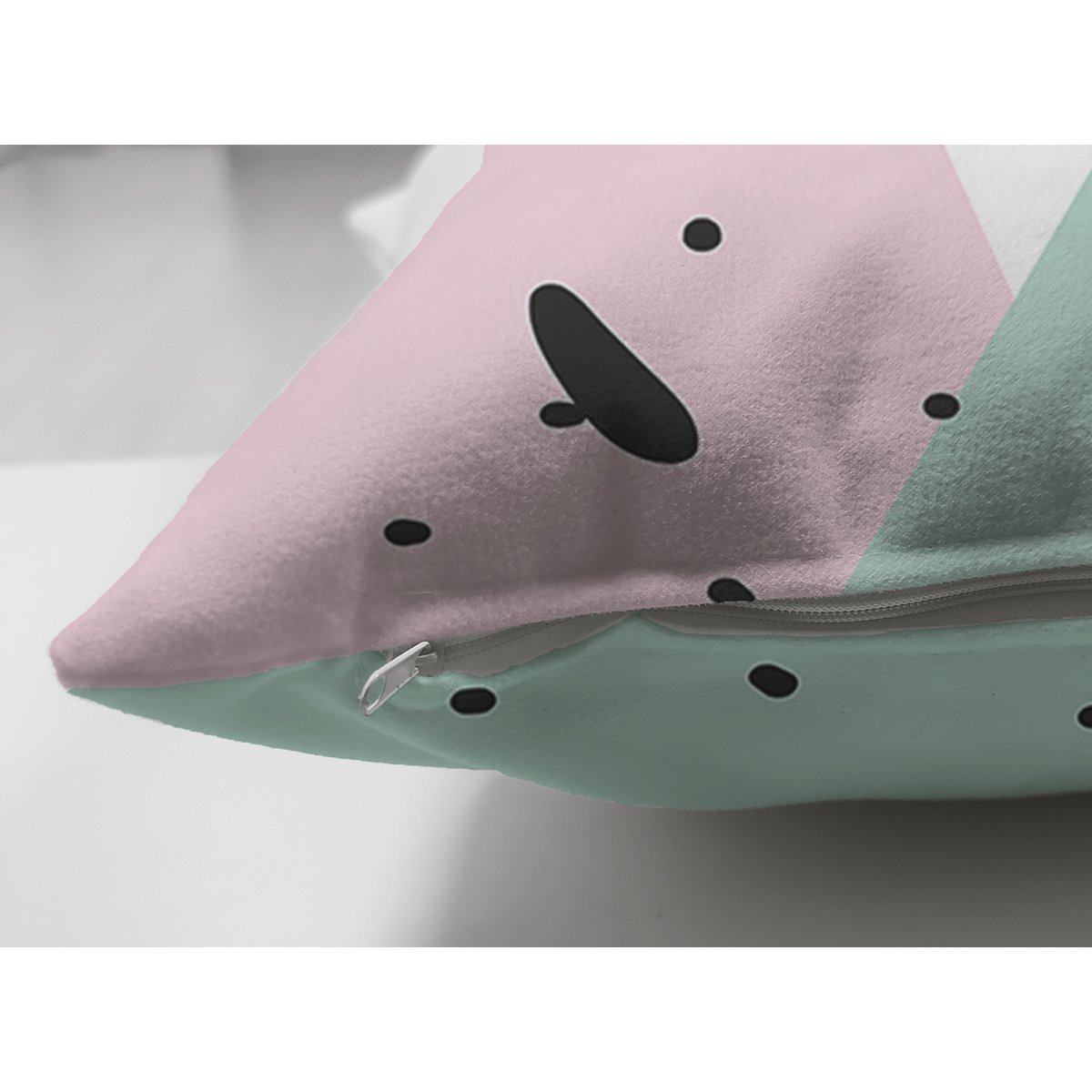 Suet-K7786-Renkli-Zemin-Uzerinde-Modern-Desenli-Siyah-Puantiyeli-Dijital-Baskili-Modern-Suet-Yastik-Kirlent-Kilifi-2