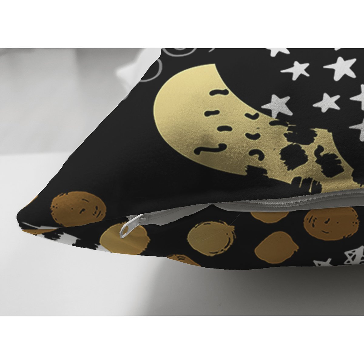 Suet-K7822-Siyah-Zemin-Uzerinde-Gold-Detayli-Modern-Desenli-Dijital-Baskili-Modern-Suet-Yastik-Kirlent-Kilifi-2