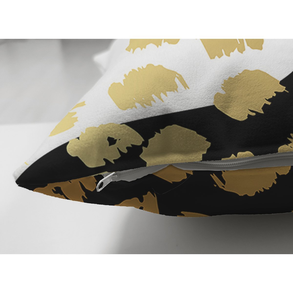 Suet-K7824-Renkli-Zemin-Uzerinde-Gold-Detayli-Modern-Desenli-Dijital-Baskili-Modern-Suet-Yastik-Kirlent-Kilifi-2