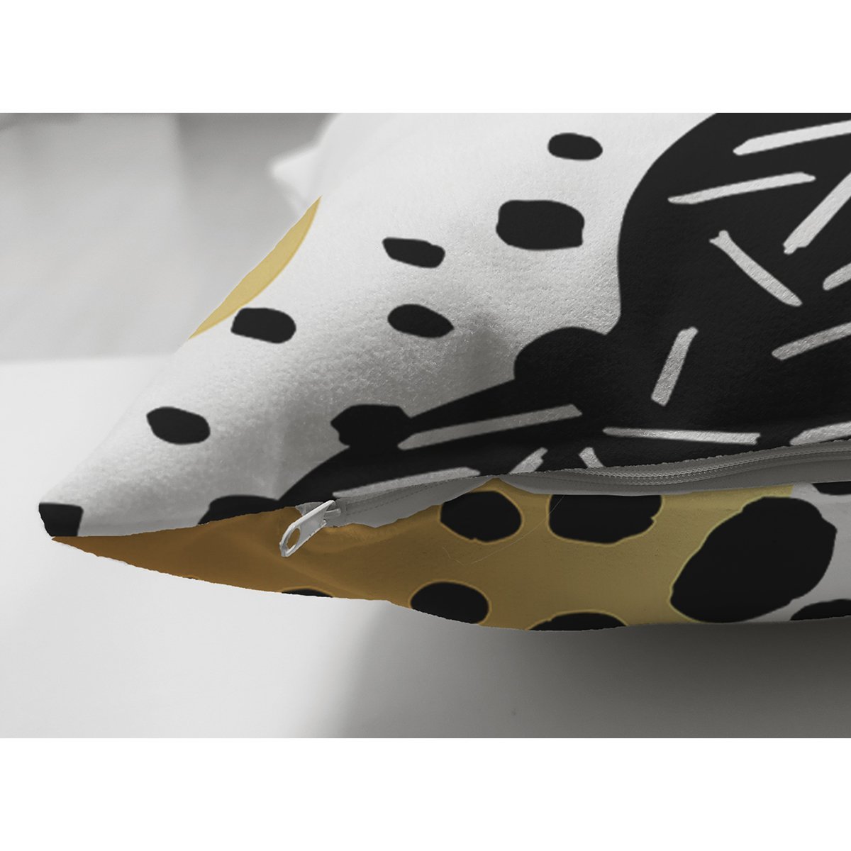 Suet-K7826-Beyaz-Zemin-Uzerinde-Gold-Detayli-Modern-Desenli-Dijital-Baskili-Modern-Suet-Yastik-Kirlent-Kilifi-2