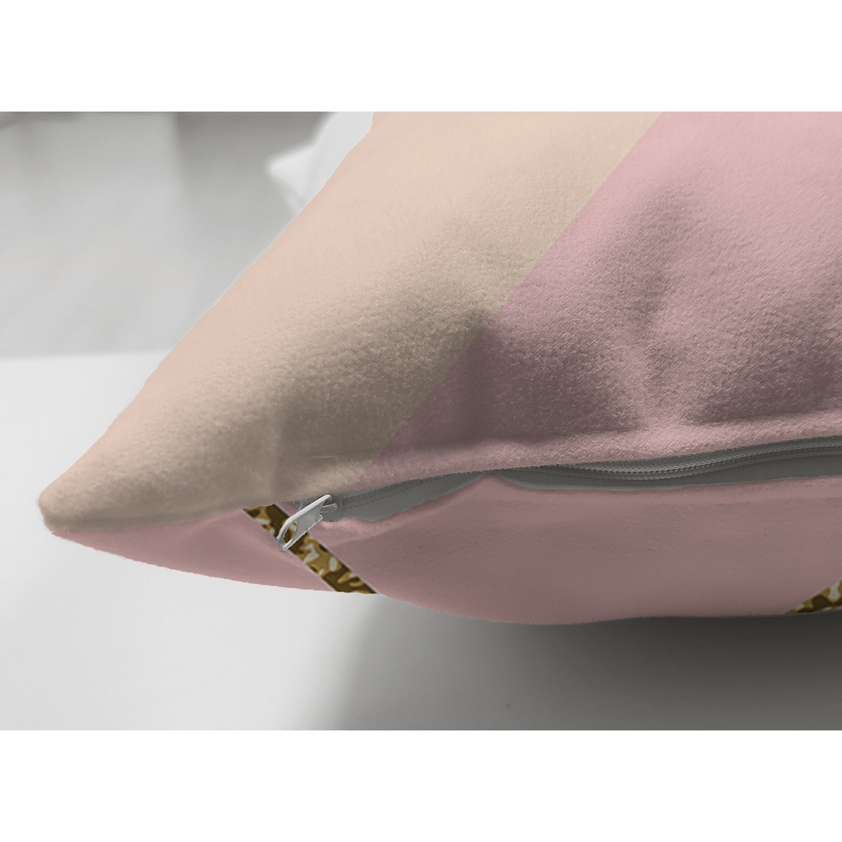 Suet-K7831-Pastel-Zemin-Uzerinde-Gold-Detayli-Modern-Cizgili-Dijital-Baskili-Modern-Suet-Yastik-Kirlent-Kilifi-2