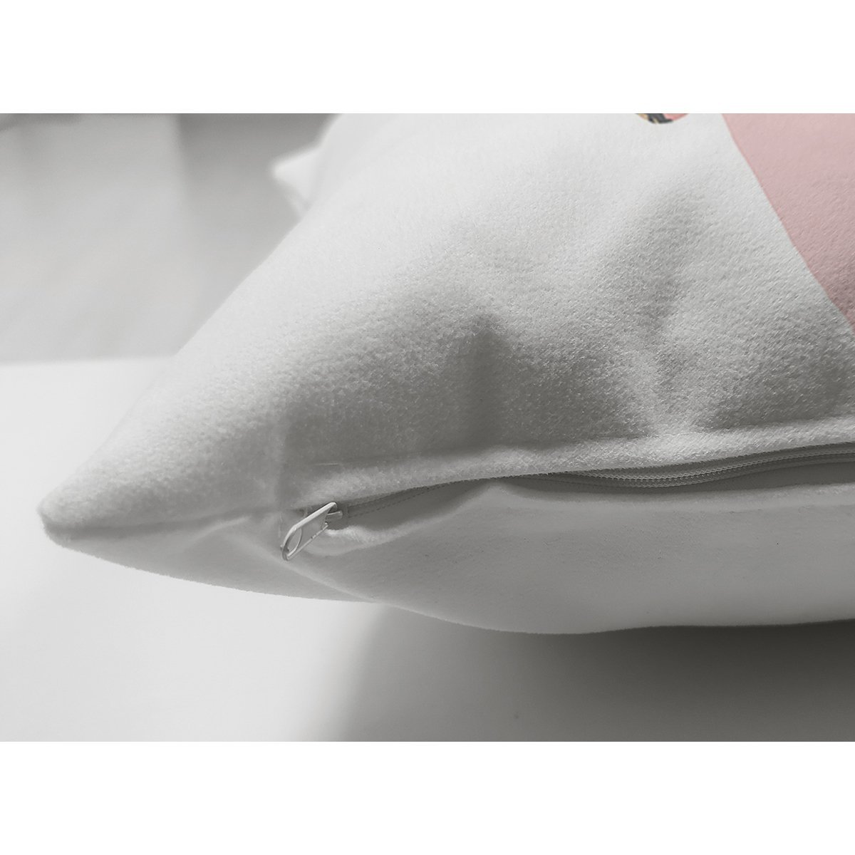 Suet-K7991-Beyaz-Zemin-Uzerinde-Pastel-Renkli-Ananas-Desenli-Dijital-Baskili-Modern-Suet-Yastik-Kirlent-Kilifi-2