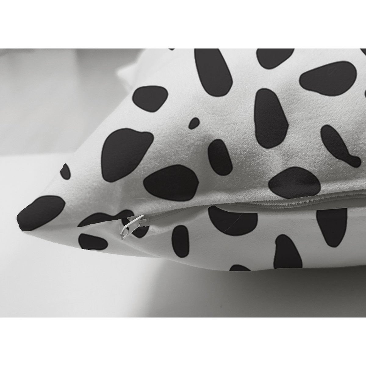 Suet-K8002-Renkli-Zemin-Uzerinde-Siyah-Geometrik-Cizimli-Dijital-Baskili-Modern-Suet-Yastik-Kirlent-Kilifi-2