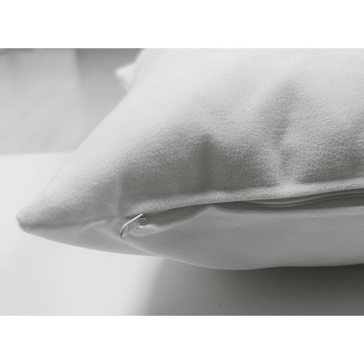 Suet-K8022-Beyaz-Zemin-Uzerinde-Renkli-Deniz-Kabugu-Desenli-Dijital-Baskili-Modern-Suet-Yastik-Kirlent-Kilifi-2