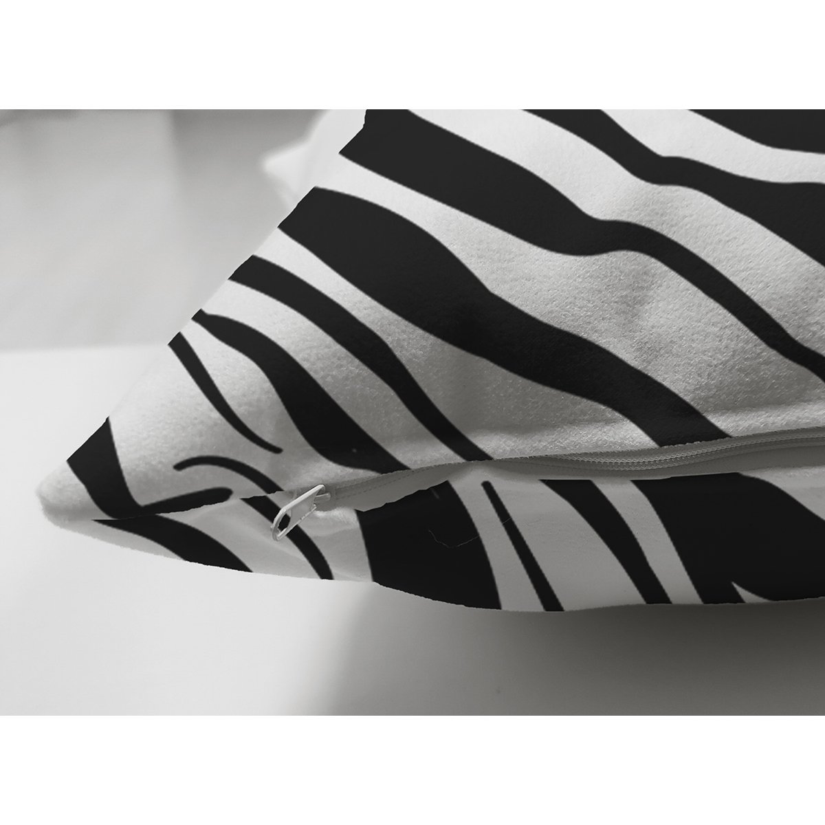 Suet-K8044-Beyaz-Zemin-Uzerinde-Siyah-Zebra-Desenli-Dijital-Baskili-Modern-Suet-Yastik-Kirlent-Kilifi-2