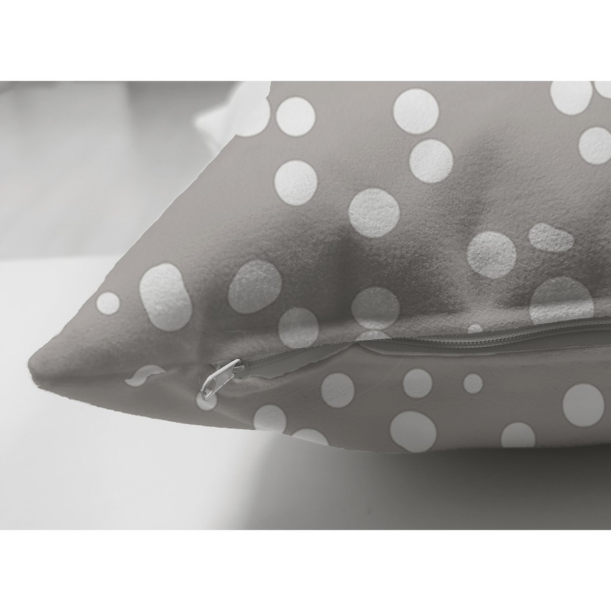 Suet-K8054-Renkli-Zemin-Uzerinde-Beyaz-Puantiye-Desenli-Dijital-Baskili-Modern-Suet-Yastik-Kirlent-Kilifi-2