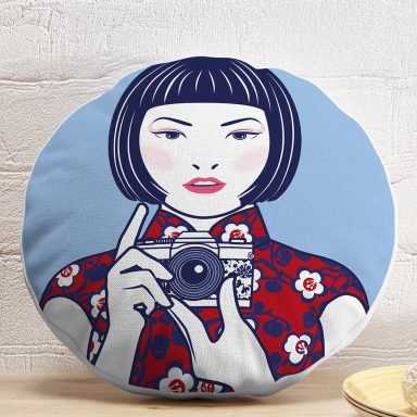 Fotoğraf Çeken Japon Kız Motifli Yuvarlak Kırlent Kılıfı