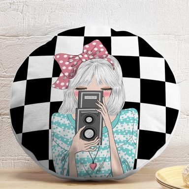 Dama Zeminli Fotoğraf Çeken Kız Tasarımlı Dijital Baskılı Modern Yuvarlak Yastık Kırlent Kılıfı