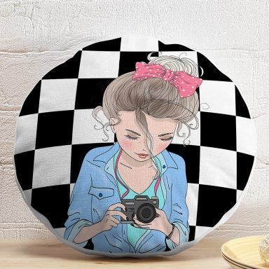 Dama Zeminli Fotoğraf Çeken Kız Tasarımlı Dijital Baskılı Dekoratif Yuvarlak Yastık Kırlent Kılıfı