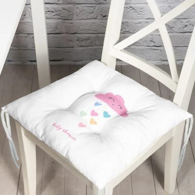 Beyaz Zeminde Pembe Bulutlu Baby Shower Çocuk Odası Pofidik Sandalye Minderi