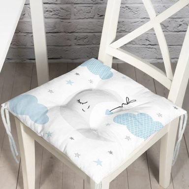 Mavi Beyaz Zeminde Hello Yazılı Bebek Odası Pofidik Sandalye Minderi