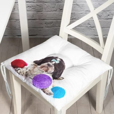 Renkli İp Toplarıyla Köpek Dijital Baskılı Modern Pofidik Sandalye Minderi