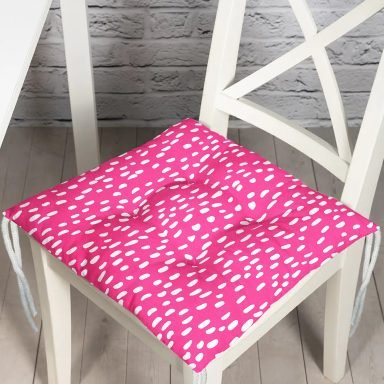 Pembe Zemin Üzerinde Beyaz Puantiye Desenli Dijital Baskılı Modern Pofidik Sandalye Minderi