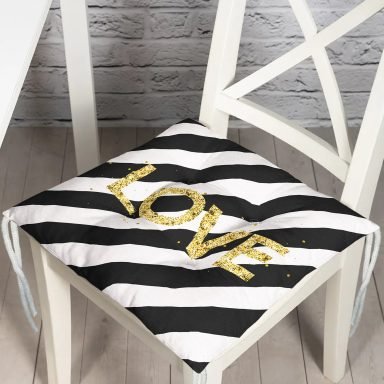 Beyaz Zeminde Siyah Yatay Çizgili Gold Renkli Love Yazılı Dijital Baskılı Modern Pofidik Sandalye Minderi