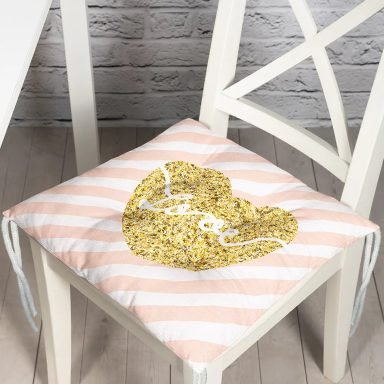 Beyaz Zemin Üzerinde Gold Renkli Love Yazılı Dijital Baskılı Modern Pofidik Sandalye Minderi