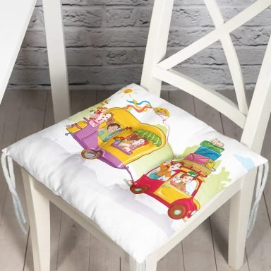 Karavanda Neşeli Aile Motifli Dijital Baskılı Modern Pofidik Sandalye Minderi
