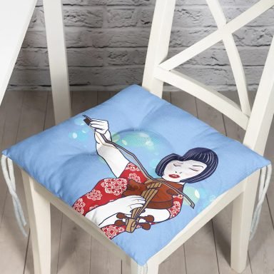 Mavi Zeminde Keman Çalan Japon Kız Desenli Dekoratif Pofidik Sandalye Minderi