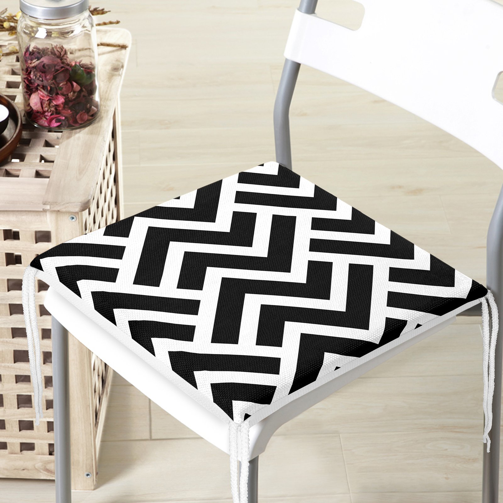 Frm-2021-Siyah-Beyaz-Geometrik-Desenli-Fermuarli-Sandalye-Minderi-Gorsel-3