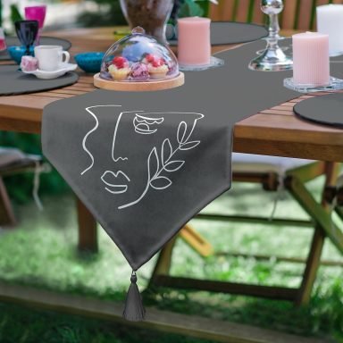 Koyu Füme Oneline Yüz Tasarımlı Püsküllü Şönil Üçgen Runner