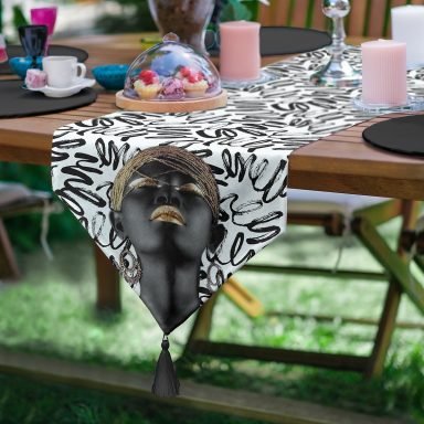 Dalgalı Siyah Beyaz Zemin Afrika Kadın Motifli Püsküllü Şönil Üçgen Runner