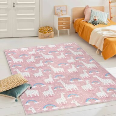 Pembe Arka Planda Renkli Gökkuşağı ve Giraffe Desenli Çocuk Halısı - Yıkanabilir Kaymaz Tabanlı