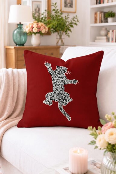 Kırmızı Zemin Üzerine Leopar Desenli Dans Eden Kedi Figürlü Kırlent Kılıfı - Modern Dekoratif Yastık