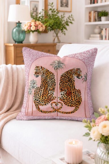 Pembe Zeminli Çift Leopar ve Palmiye Desenli Kırlent Kılıfı - Modern Dekoratif Yastık Kılıfı