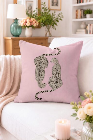 Pembe Zemin Leopar Desenli İki Kedi Figürlü Kırlent Kılıfı - Modern Dekoratif Yastık Kılıfı