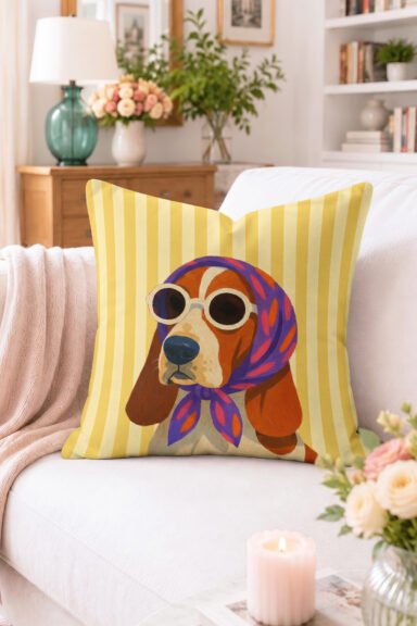 Gözlüklü ve Eşarplı Köpek Desenli Kırlent Kılıfı - Sarı Çizgili Dekoratif Yastık Kılıfı