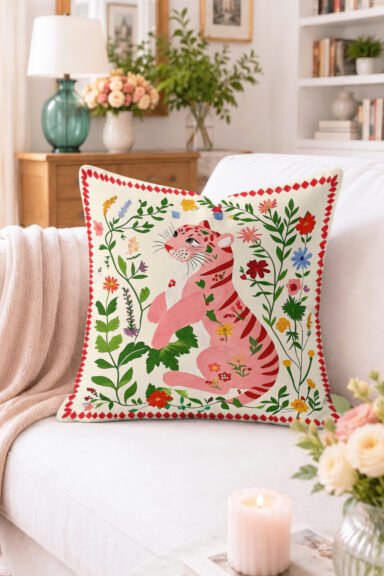 Çiçekli ve Yapraklı Pembe Kaplan Desenli Kırlent Kılıfı - Renkli Modern Dekoratif Yastık Kılıfı