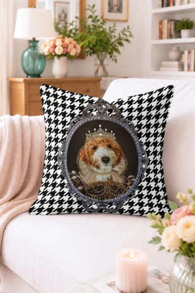 Kraliyet Tahtında Köpek Portresi Desenli Kırlent Kılıfı - Retro ve Geometrik Dekoratif Yastık Kılıfı