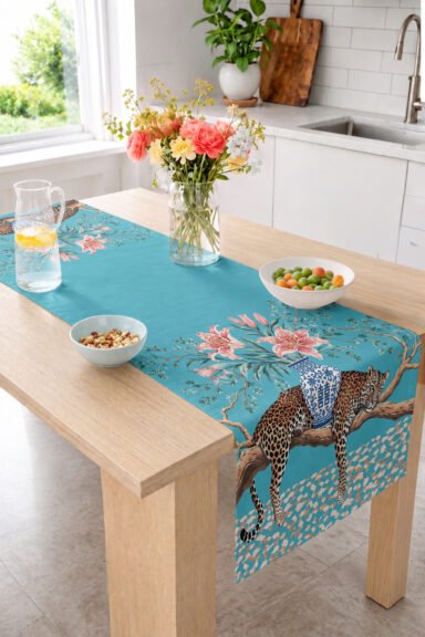 Egzotik Leopar, Zambak ve Çin Vazosu Desenli Sanatsal Dijital Baskılı Dekoratif Masa Runnerı 40x140c