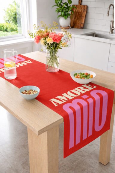 Amore Mio Yazılı Büyük Tipografi Tasarımlı 40x140cm Dijital Baskılı Runner Dekoratif Masa Runnerı