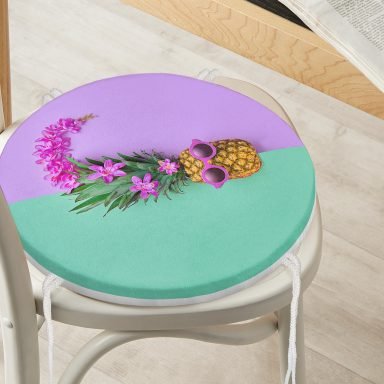 Yeşil ve Mor Ananas Temalı Özel Tasarım Yuvarlak Fermuarlı Sandalye Minderi
