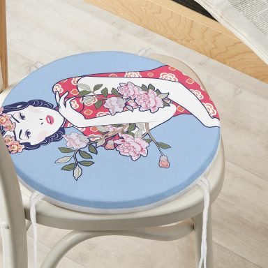 Çiçeğe Sarılmış Japon Kız Motifli Yuvarlak Fermuarlı Sandalye Minderi