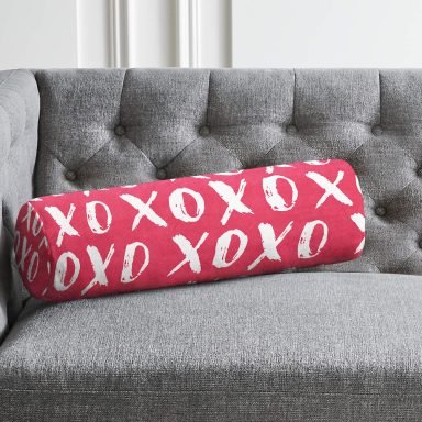 Pembe Zeminde XOX Özel Tasarımlı Dijital Baskılı Modern İç Dolgulu - Fermuarlı Süet Silindir Daire Yastık Kırlent