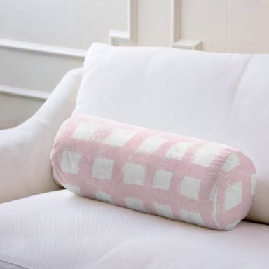 Pembe Zeminde Geometrik Kare Motifli Dekoratif İç Dolgulu - Fermuarlı Süet Berjer Silindir Yastık Kırlent