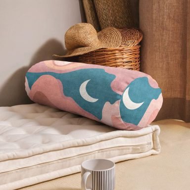 Pastel Renkli Zemin Üzerinde Ay Güneş Temalı Dijital Baskılı Modern İç Dolgulu Yumuşak Silindir Form Yastık Kırlent