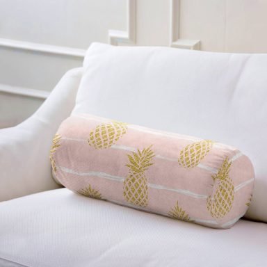Pastel Zemin Üzerinde Gold Renkli Ananas Desenli Dijital Baskılı Modern İç Dolgulu Yumuşak Silindir Form Yastık Kırlent