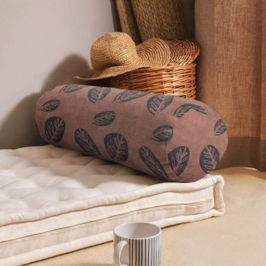 Kahve Zeminli Yaprak Tasarımlı Dijital Baskılı İç Dolgulu - Fermuarlı Süet Silindir Rulo Yastık Kırlent