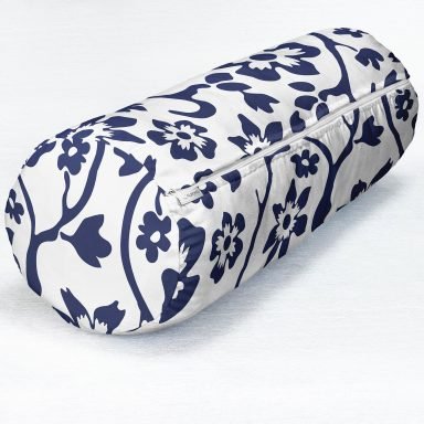 Beyaz Zemin Lacivert Gül Motifli Dekoratik İç Dolgulu - Fermuarlı Süet Berjer Silindir Yastık Kırlent